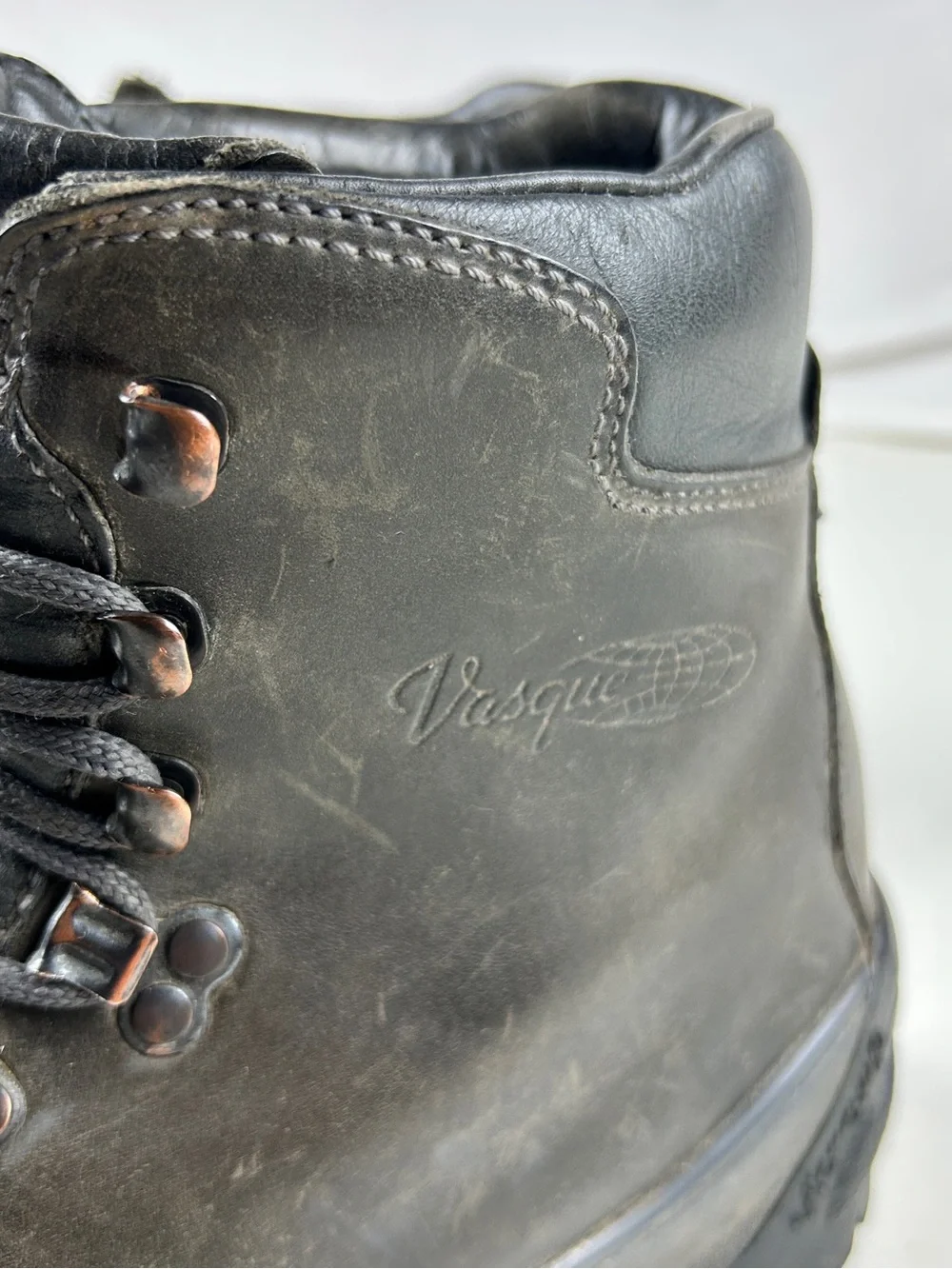 Vasque Hiking Mountaineering Boots Men’s 8 Gray Leather Vibram Sole Made Italy